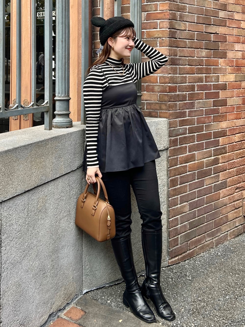 「ファッションを楽しもう、今日のコスメと服、モノトーン、レイヤードスタイル、お出かけコーデ、ビスチェ、セットアップ、レザー、プチプラ、デニム、きれいめカジュアル、ニット、タートルネック、ロングブーツ、秋冬コーデ」｜「UR'Sのﾌﾚｱｷｬﾐｿｰﾙ（キャミソール、ブラック系）」を使った、nanakaさん（骨格ストレート・レディース・155cm）の秋コーディネートの1枚目の写真