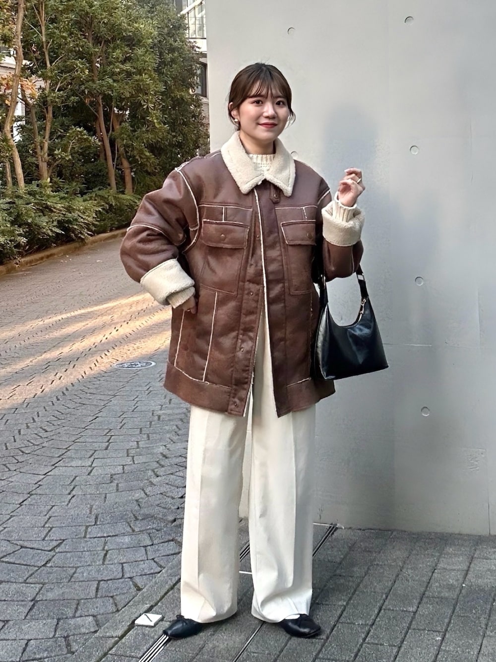 「プチプラ、淡色コーデ、冬アウター、ボア、ニット、ボアジャケット、シンプルスタイル、お出かけコーデ、カジュアルスタイル、今日のコーデ、ブラウン、オトナ女子、シンプル、きれいめカジュアル、ムートンジャケット」｜「KBFのオーバーサイズボアジャケット（その他アウター、ブラウン系）」を使った、nanakaさん（骨格ストレート・レディース・155cm）の冬コーディネートの1枚目の写真