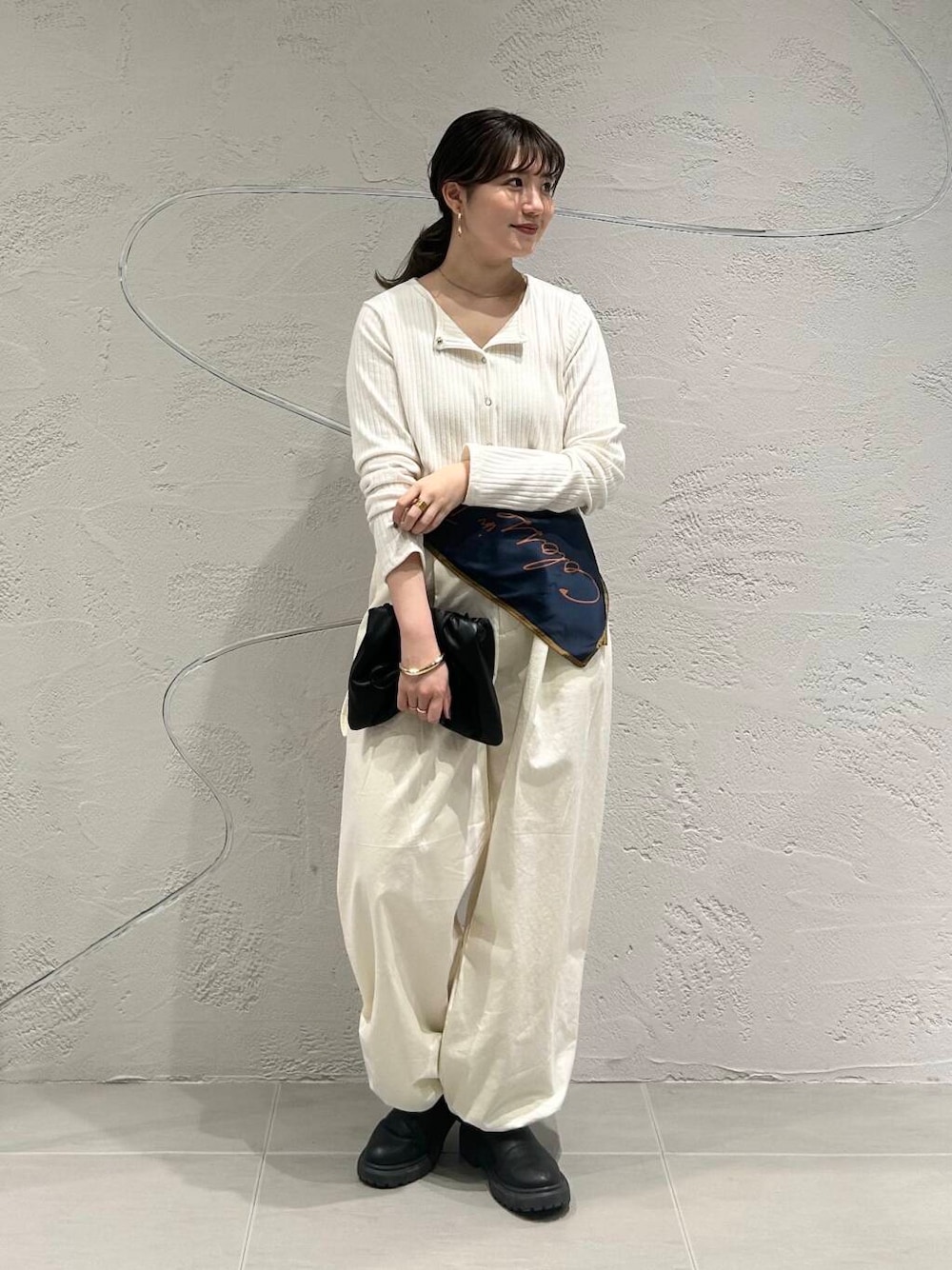 「大人カジュアル、きれいめカジュアル、お出かけコーデ、大人可愛い、春カラーコーデ、骨格ストレート、イエベ春、イエベコーデ」｜「RODE SKOのhun RODE SKO　Gather pocket（ショルダーバッグ、グレー系）」を使った、nanakaさん（レディース・155cm）の春コーディネートの1枚目の写真