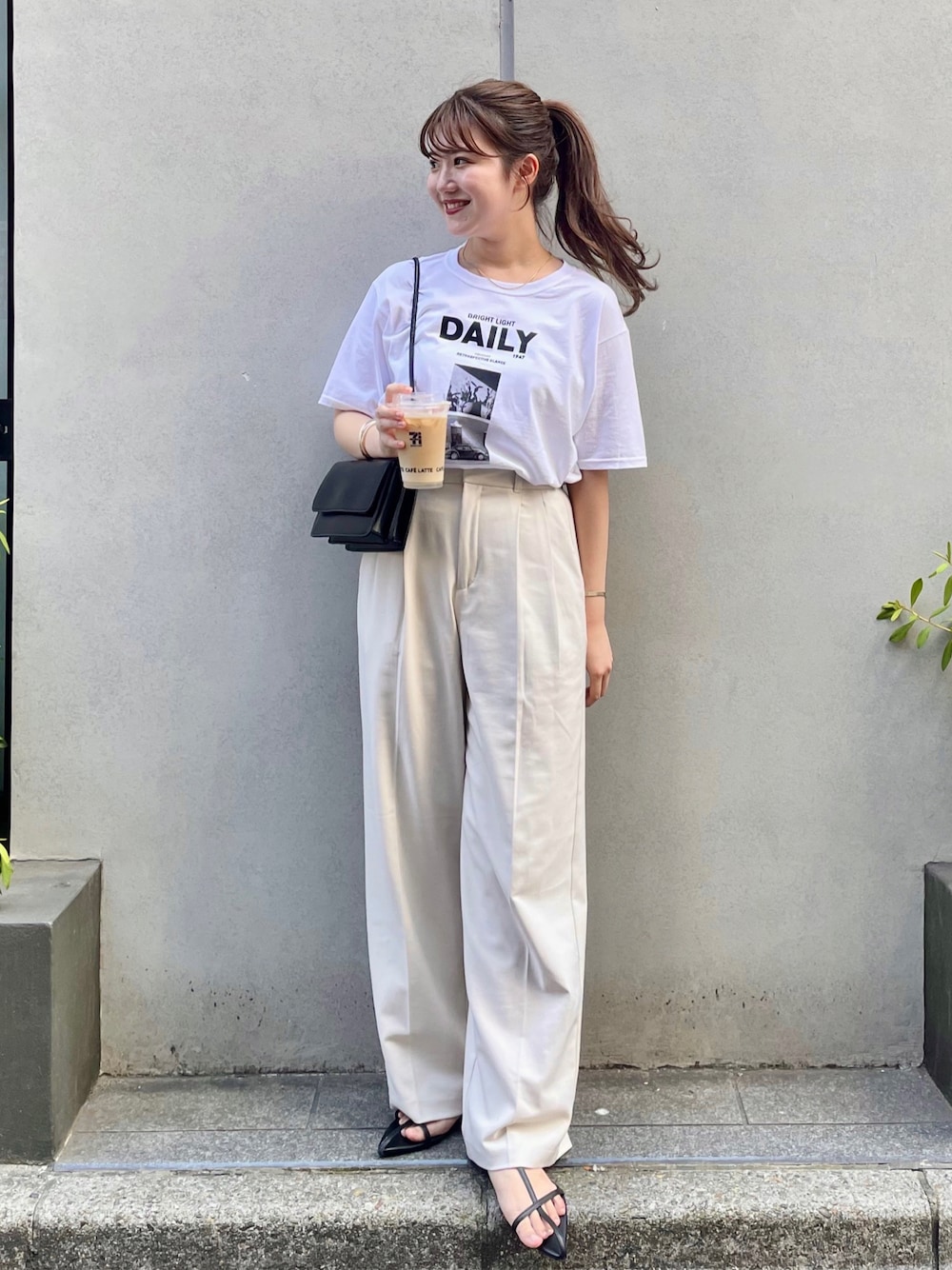 「夏コーデ、ミニバッグ、お出かけコーデ、アウトドアスタイル、夏セールで買いました、プチプラ、サンダル、モノトーン、タックパンツ、フォトT、ロゴT、Tシャツ、アツいコーデ全部見せ、モノトーンコーデ、WEARyouthコーデ」｜「GUのアイテム（パンツ、ホワイト系）」を使った、nanakaさん（骨格ストレート・レディース・155cm）の夏コーディネートの1枚目の写真