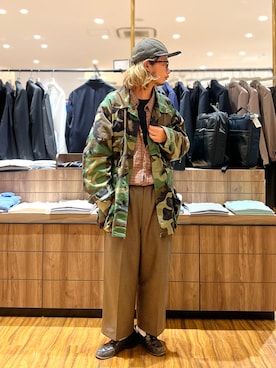 「NANO universe（ナノユニバース）の「大人のワイドパンツ」ドライギャバワイドイージースラックス（スラックス、グリーン系）」を使った、窪田 孝之さん（メンズ・170cm）の春コーディネート