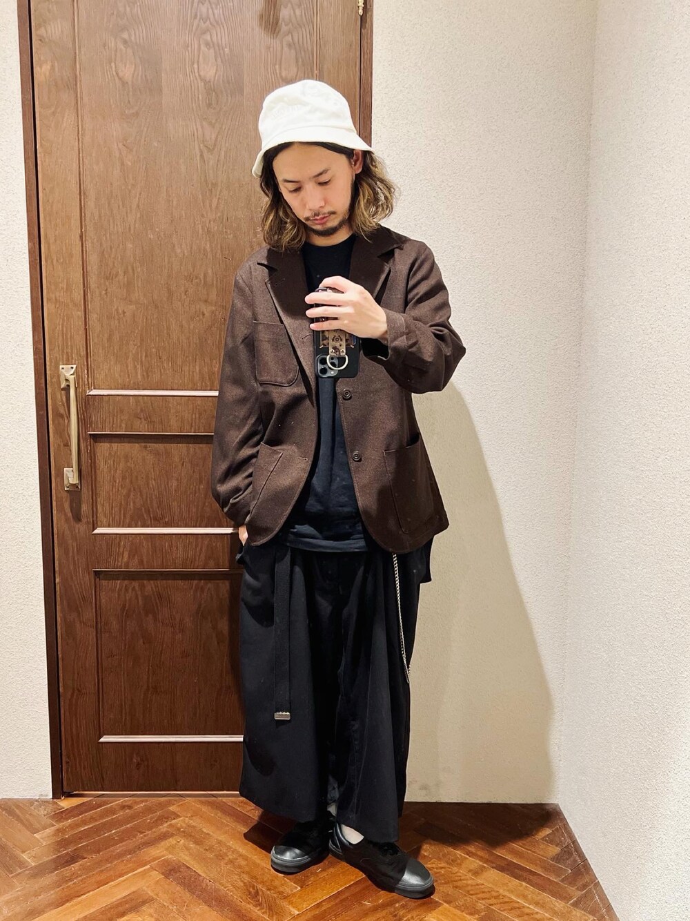 ブラウン系のテーラードジャケット、ブラック系のTシャツ/カットソー、ブラック系のその他パンツを着用したメンズの秋コーディネートの1枚目の写真