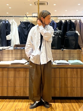 「NANO universe（ナノユニバース）の「ASSEMBLANC」 SIDOGRAS シャツ（シャツ/ブラウス、ブルー系）」を使った、窪田 孝之さん（メンズ・170cm）の春コーディネート