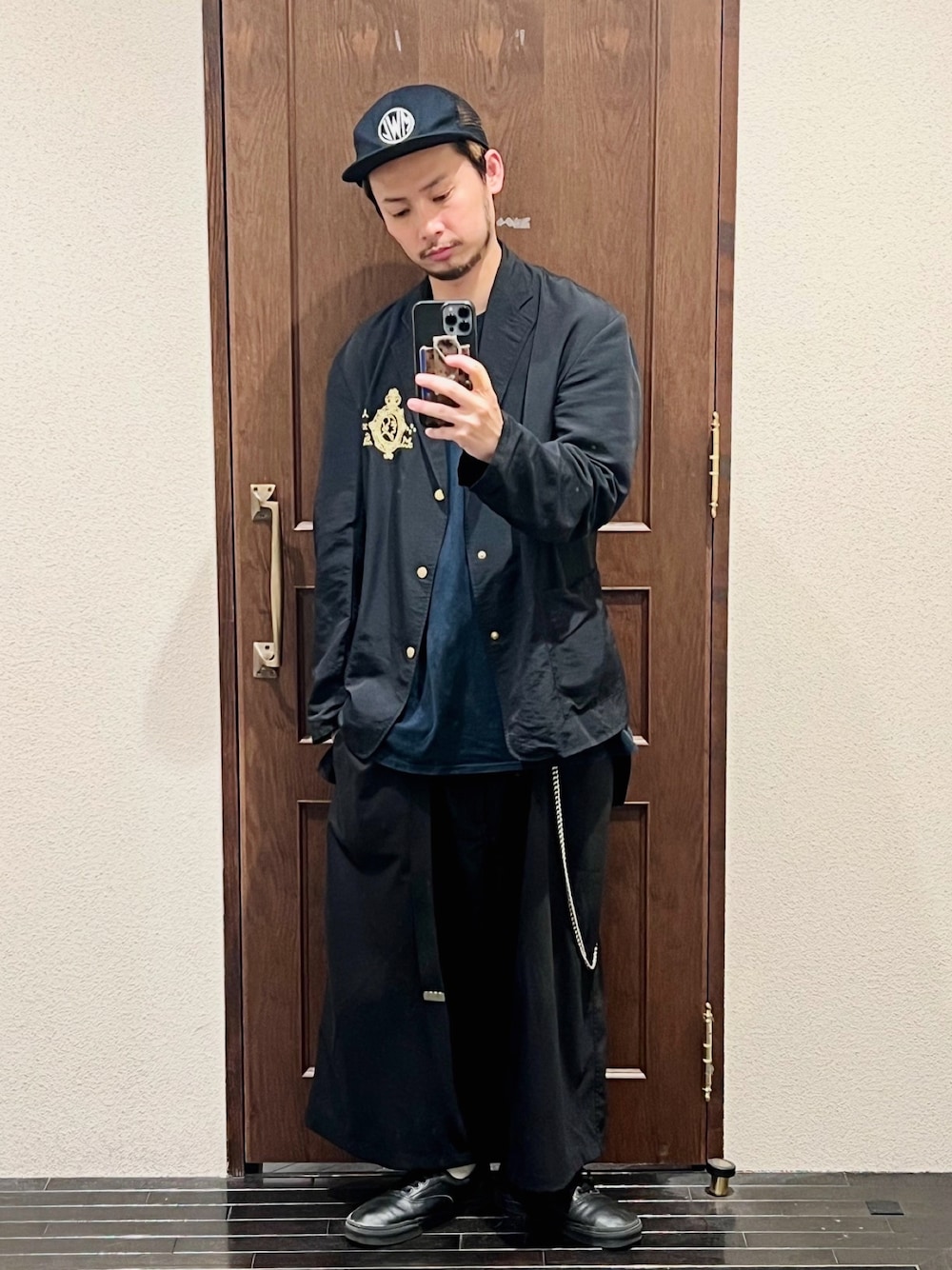 「ナノユニバース、ジャケット、ジャケットスタイル、ワイドパンツ、キャップ、メッシュキャップ、ウォレットチェーン、オールブラック、ワントーンコーデ、ストリートコーデ、ストリートMIX、ストリートファッション、秋コーデ、秋冬コーデ、秋服」｜「Mark GonzalesのF/GONZ テーラードJKT（テーラードジャケット、ブラック系）」を使った、窪田 孝之さん（メンズ・170cm）の秋コーディネートの1枚目の写真