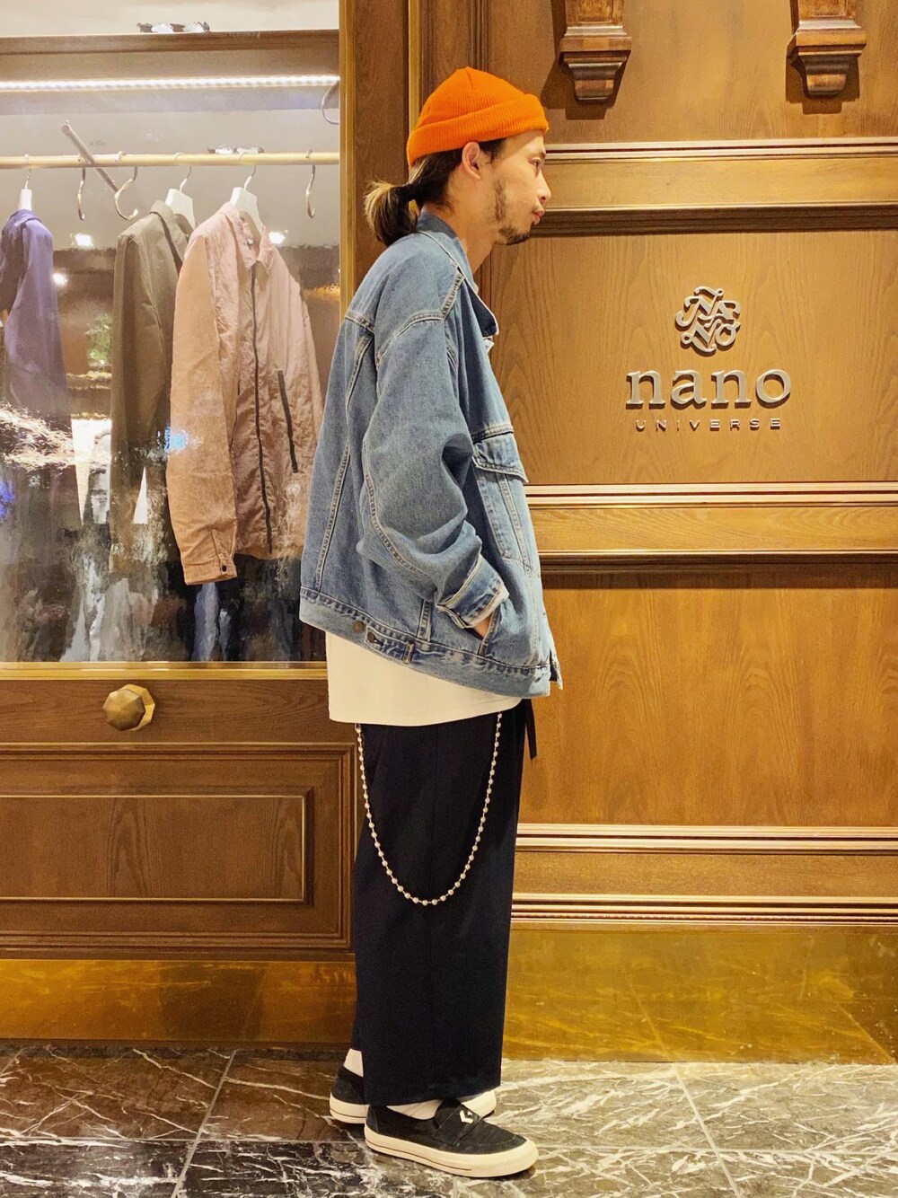 「ナノユニバース、Gジャン、デニムジャケット、ワイドパンツ、ニット帽、ウォレットチェーン、スリッポン、ストリートコーデ、スケータースタイル、リーバイス、オーバーサイズ、ブルーコーデ」｜「Levi'sのSTAY LOOSE トラッカージャケット HANG LOOSE TRUCKER（デニムジャケット、ブルー系）」を使った、窪田 孝之さん（メンズ・170cm）の夏コーディネートの1枚目の写真