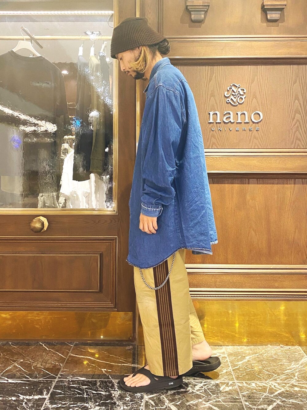 「nano・universe、ナノユニバース、Wrangler、デニムシャツ、ウエスタンシャツ、トラックパンツ、NEEDLES、ニードルス、ウォレットチェーン、ラインパンツ、リカバリーサンダル、オーバーサイズ、バケットハット、サンダル、ストリートコーデ」｜「KAIKOのKAIKO WALLET CHAIN FTW（ウォレットチェーン、シルバー系）」を使った、窪田 孝之さん（メンズ・170cm）の秋コーディネートの1枚目の写真