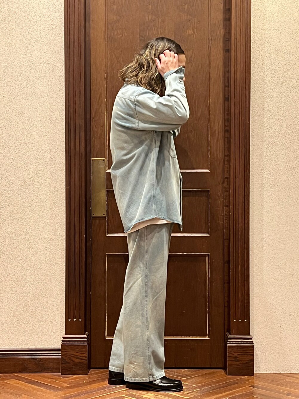 「ナノユニバース、デニムシャツ、デニムパンツ、デニム、デニムコーデ、デニムオンデニム、ローファー、セットアップ、セットアップスタイル、ストリート、ストリートコーデ、ストリートMIX、ストリートファッション、ロン毛」｜「NANO universeの「HOTEL PALACE（オテルパラス）」バイオブリーチデニムシャツ（シャツ/ブラウス、ブルー系）」を使った、窪田 孝之さん（メンズ・170cm）の春コーディネートの1枚目の写真