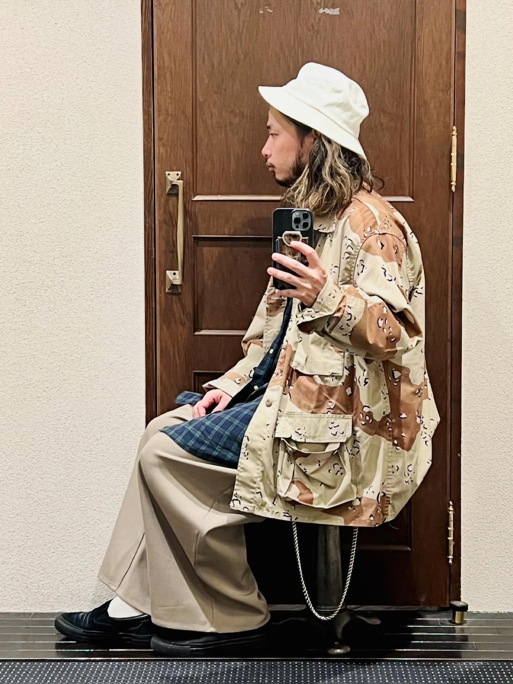 「ナノユニバース、古着MIX、古着、古着コーデ、チェックシャツ、ワイドパンツ、バケットハット、スリッポン、ストリートコーデ、スケータースタイル、ストリートMIX、ストリートファッション、秋コーデ、秋服コーデ、秋冬コーデ」｜「Mighty Shineのmko10881- LET IT RIDE BUCKET HAT バケットハット（ハット、ホワイト系）」を使った、窪田 孝之さん（メンズ・170cm）の秋コーディネートの1枚目の写真