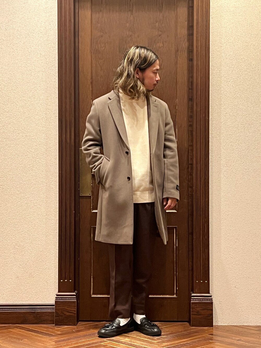 「ナノユニバース、チェスターコート、ニット、スラックス、スリッポン、休日スタイル、メンズファッション、冬コーデ、カジュアルコーデ、きれいめカジュアル、大人カジュアル、大人コーデ、冬アウター、今日のコーデ、シンプルコーデ」｜「NANO universeの「SUPER140'S」ダブルメルトンチェスターフィールドコート（チェスターコート、グレー系）」を使った、窪田 孝之さん（メンズ・170cm）の冬コーディネートの1枚目の写真