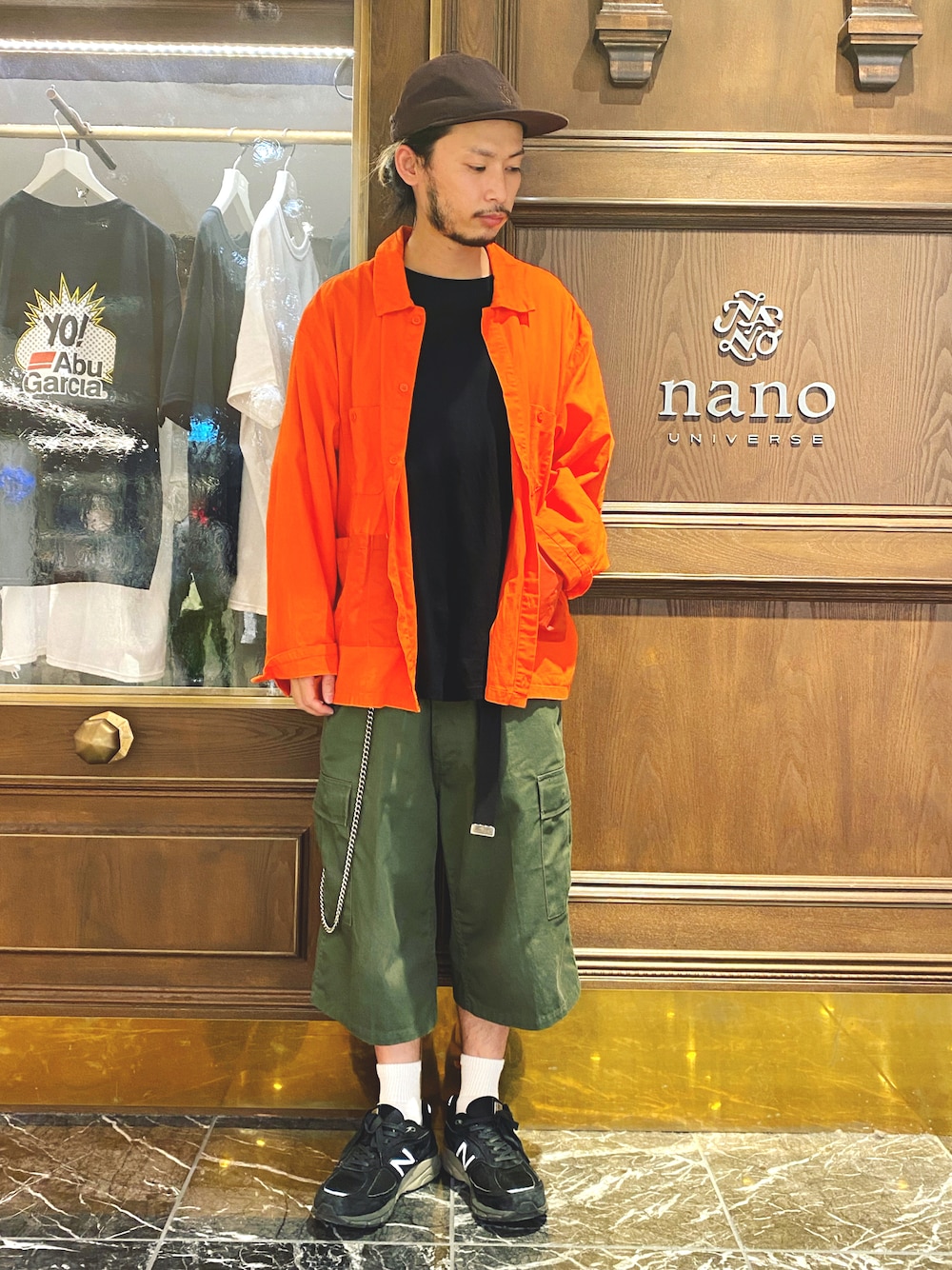 「ナノユニバース、ワークシャツ、黒Tシャツ、カーゴパンツ、カーゴショーツ、ミリタリーパンツ、ベースボールキャップ、ガチャベルト、ウォレットチェーン、990v4、オーバーサイズ、ビッグシルエット、ストリートコーデ、cooperstown、白ソックス」｜「NANO universeのマルチポケットワイドワークシャツ（シャツ/ブラウス、オレンジ系）」を使った、窪田 孝之さん（メンズ・170cm）の秋コーディネートの1枚目の写真