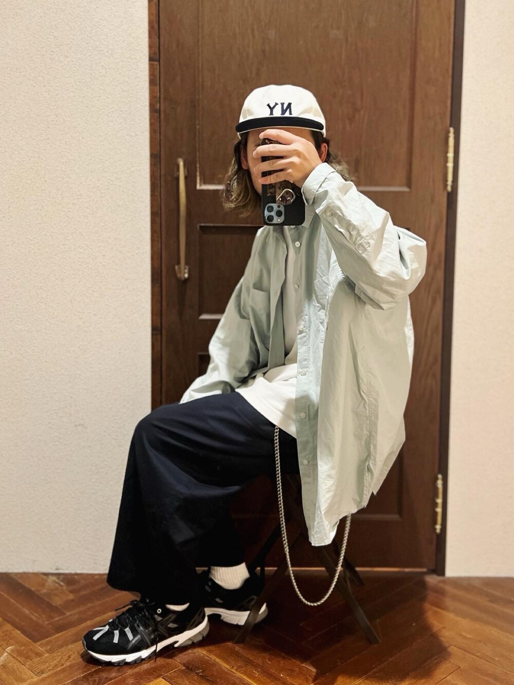 「ナノユニバース、シャツスタイル、シャツコーデ、ワイドパンツ、ベースボールキャップ、キャップコーデ、スニーカーコーデ、アシックス、asics、ウォレットチェーン、ストリートコーデ、ストリートMIX、ストリート」｜「Cooperstown Ball CapのCOOPERSTOWN BALL CAP/別注 キャップ（キャップ、ホワイト系）」を使った、窪田 孝之さん（メンズ・170cm）の秋コーディネートの1枚目の写真