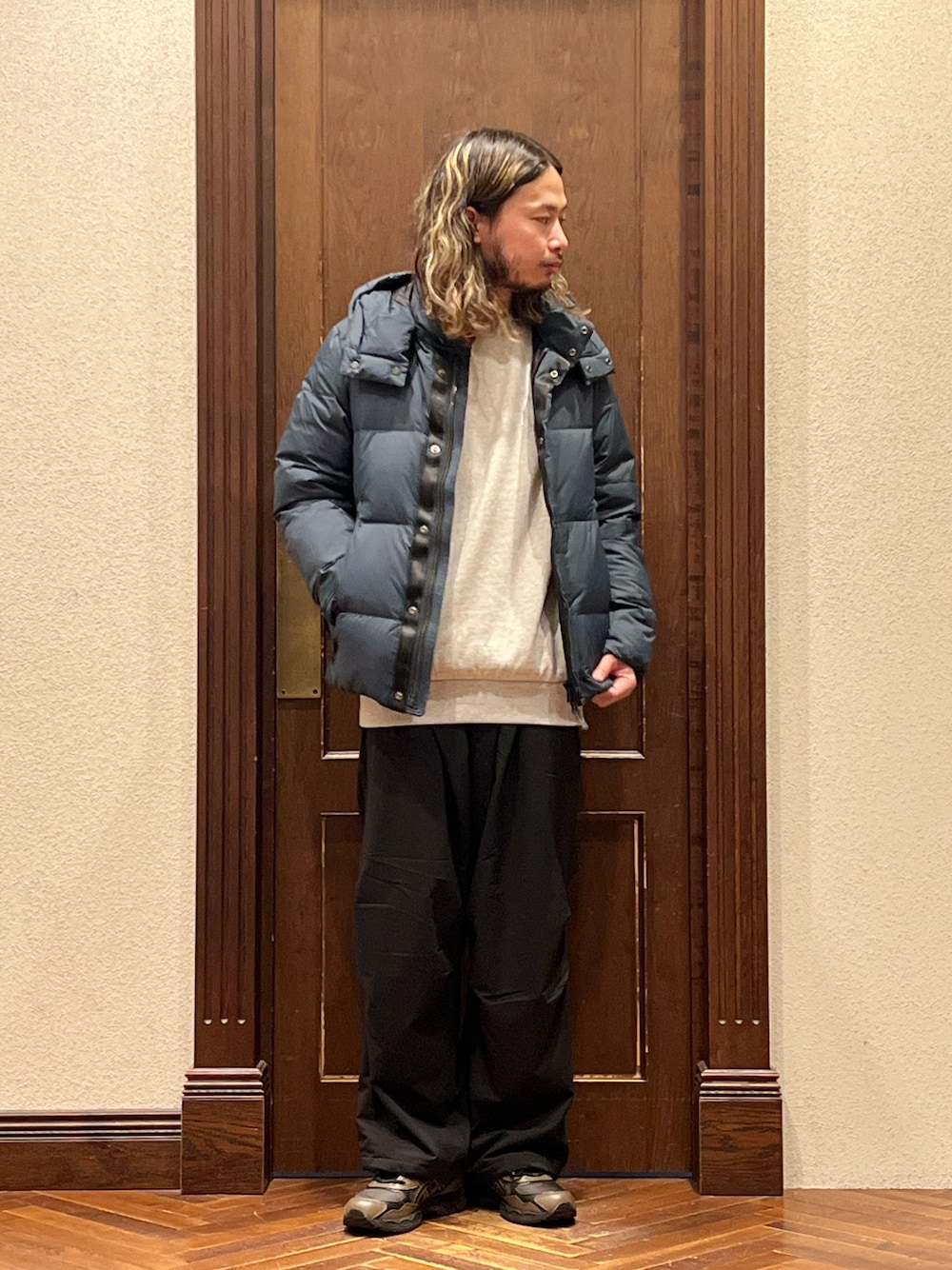 「ナノユニバース、ダウンジャケット、西川ダウン、スウェット、スウェットコーデ、ワイドパンツ、カーゴパンツ、アシックス、ストリートコーデ、ストリートMIX、ストリートファッション、スニーカーコーデ、冬コーデ、秋冬コーデ」｜「NANO universeの「西川ダウン(R)」ナイロンG2ダウン（ダウンジャケット/コート、グリーン系）」を使った、窪田 孝之さん（メンズ・170cm）の冬コーディネートの1枚目の写真