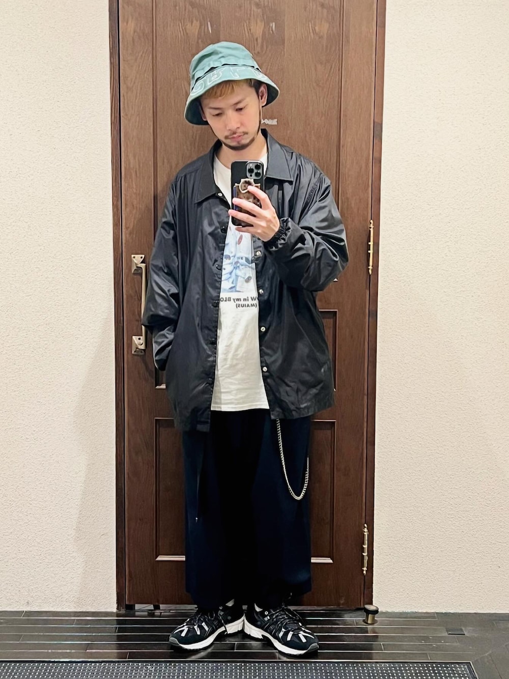 「ナノユニバース、コーチジャケット、プリントT、バケットハット、ワイドパンツ、スラックス、アシックス、ストリート、ストリートコーデ、ストリートMIX、ストリートファッション、秋コーデ、秋のコーデ、秋冬コーデ、秋服」｜「HUFのFIELD BOONIE HAT / HUF ブーニー ハット（ハット、グリーン系）」を使った、窪田 孝之さん（メンズ・170cm）の秋コーディネートの1枚目の写真