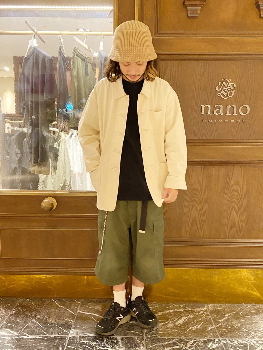 「ナノユニバース、チャイナジャケット、黒Tシャツ、カーゴショーツ、バケットハット、ガチャベルト、ウォレットチェーン、白ソックス、990v4、オーバーサイズ、カンフージャケット、ストリートコーデ、ミリタリーパンツ、ミリタリーコーデ、アースカラー」｜「RACALのRACAL/別注Knit Bucket hat（ハット、ベージュ系）」を使った、窪田 孝之さん（メンズ・170cm）の秋コーディネートの1枚目の写真