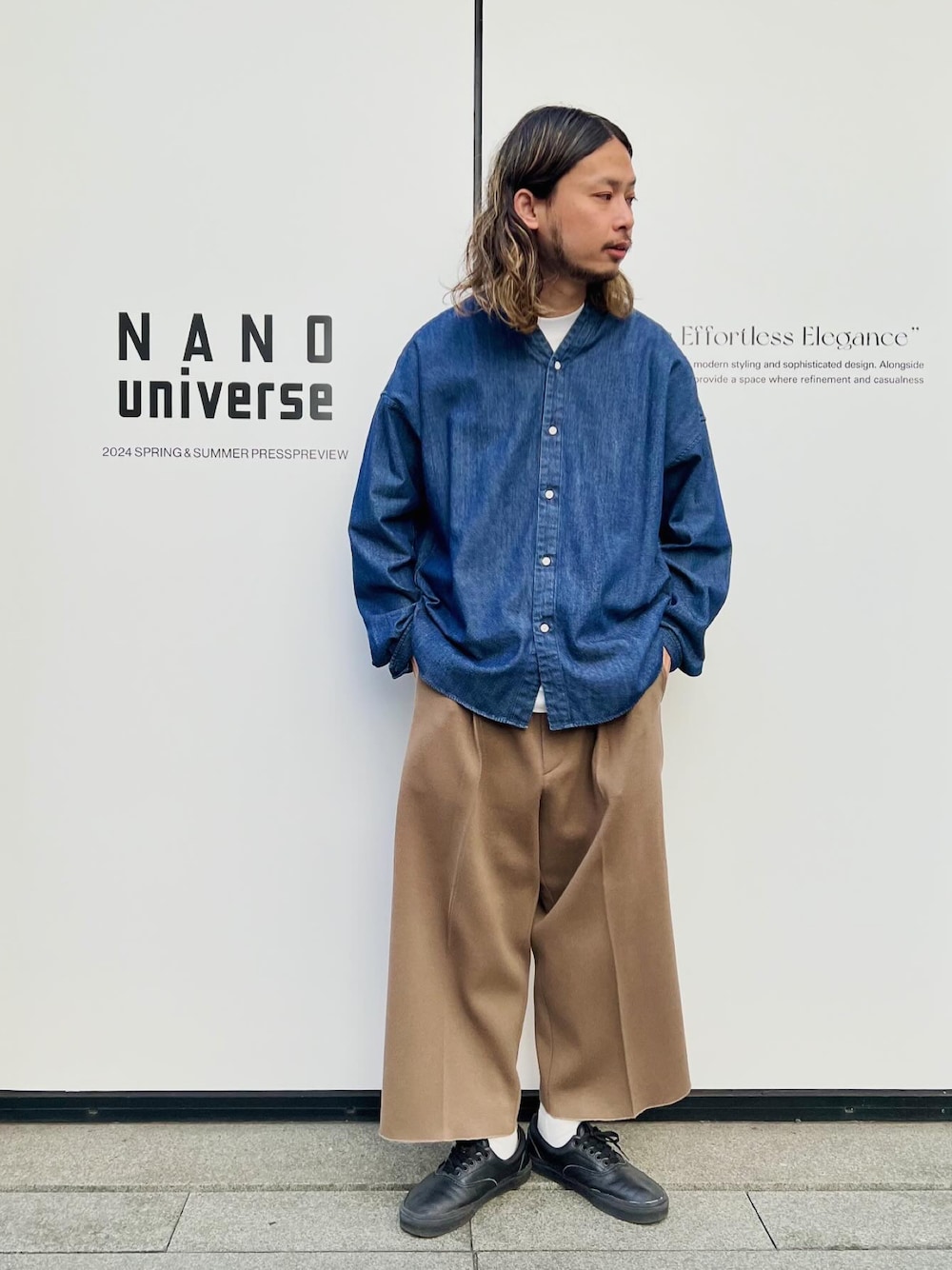 窪田 孝之さんの「「大人のワイドシャツ」バンドカラーデニム 長袖（NANO universe）」を使ったコーディネートの1枚目の写真