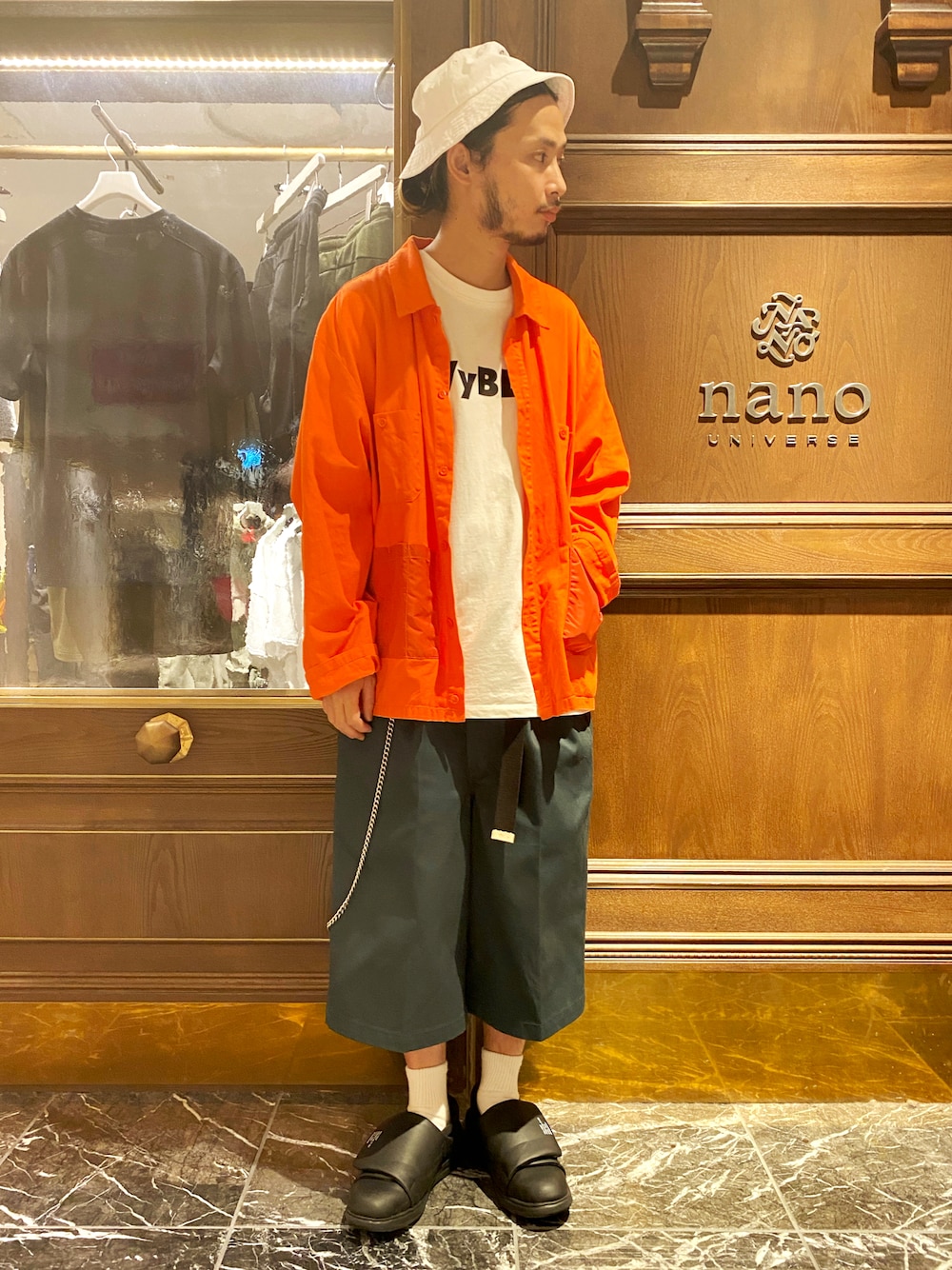 「ナノユニバース、ビッグシャツ、ワークシャツ、プリントT、ワイドパンツ、ワイドショーツ、バケットハット、ガチャベルト、ウォレットチェーン、白ソックス、スリッポン、810S、ストリートコーデ、スケータースタイル、長場雄」｜「FRUIT OF THE LOOMのFRUIT OF THE LOOM/別注FTL NAGABA刺繍バケットハット（ハット、ホワイト系）」を使った、窪田 孝之さん（メンズ・170cm）の秋コーディネートの1枚目の写真
