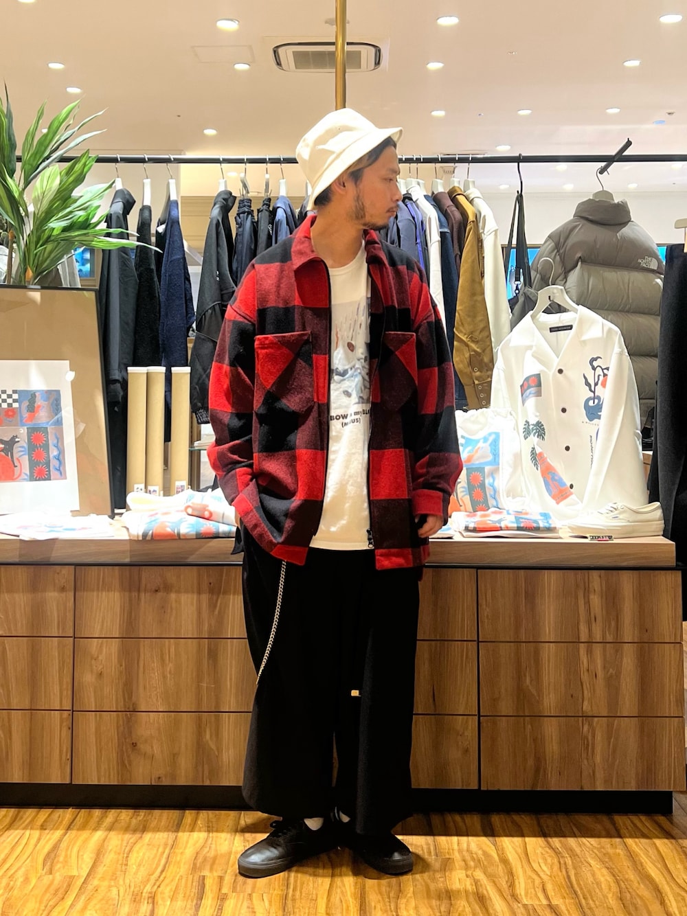 「ナノユニバース、チェック、プリントT、ワイドパンツ、バケットハット、ストリート、ストリートコーデ、スケータースタイル、春コーデ、春夏コーデ、オーバーサイズ、レイヤードスタイル、カジュアルコーデ、大人カジュアル、ウォレットチェーン」｜「ONES STROKEの＜ONES STROKE＞ WL CHECK ZIP BLOUSN/ブルゾン（ブルゾン、レッド系）」を使った、窪田 孝之さん（メンズ・170cm）の春コーディネートの1枚目の写真