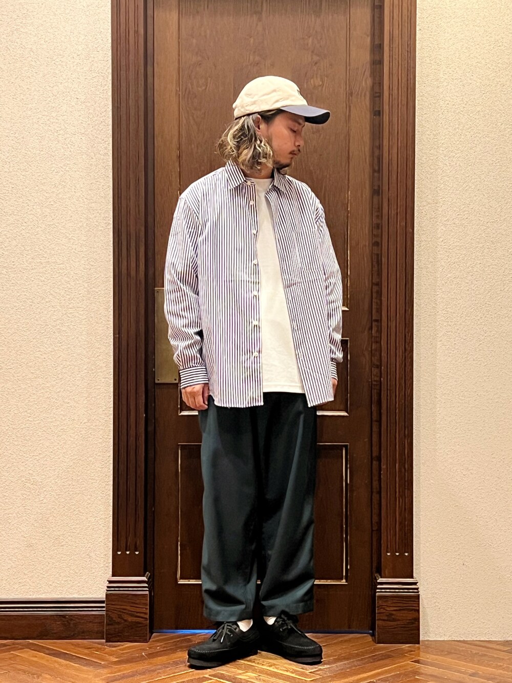 「ナノユニバース、ストライプシャツ、ストライプ、キャップ、ベースボールキャップ、ワークパンツ、テーパードパンツ、Dickies、ディッキーズ(Dickies)、ストリート、ストリートコーデ、ストリートMIX、ストリートファッション」｜「NANO universeの「NJ/CLUB」HOMESTOCKモクロディボートネックTシャツ（Tシャツ/カットソー、ホワイト系）」を使った、窪田 孝之さん（メンズ・170cm）の秋コーディネートの1枚目の写真