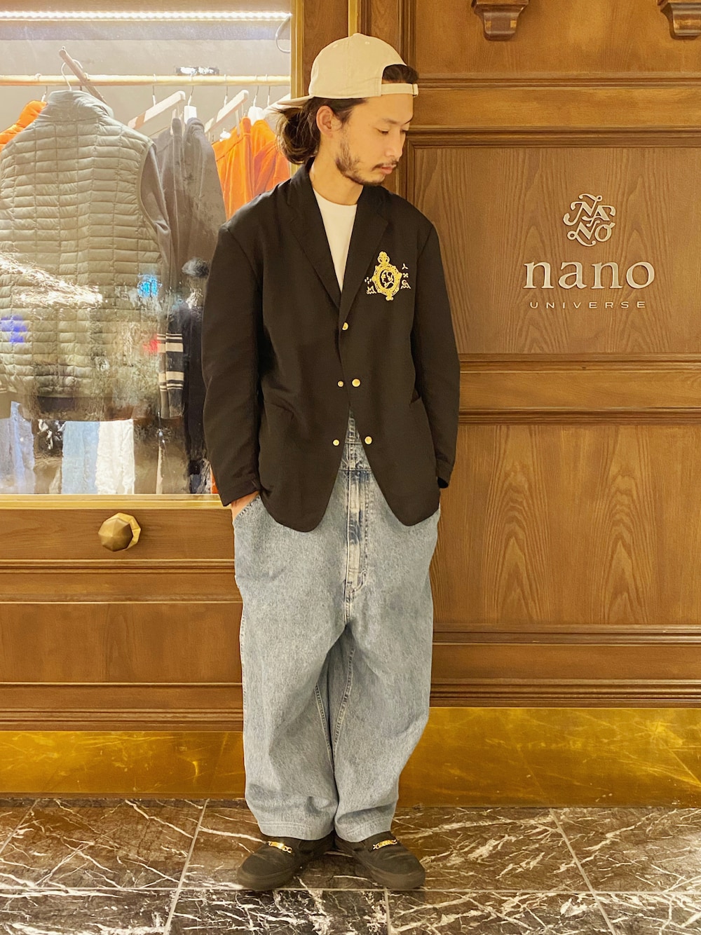 「nano・universe、ナノユニバース、ブレザー、ジャケット、デニムコーデ、オーバーオール、キャップ後ろかぶり、スリッポン、ストリートコーデ、スケータースタイル、オーバーサイズ、シルバータブ」｜「Mark GonzalesのF/GONZ テーラードJKT（テーラードジャケット、ブラック系）」を使った、窪田 孝之さん（メンズ・170cm）の春コーディネートの1枚目の写真