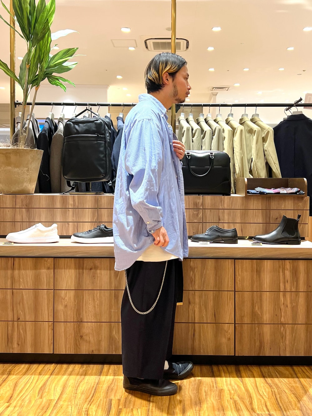 「ナノユニバース、ストライプシャツ、シャツスタイル、レイヤードスタイル、ワイドパンツ、スラックス、ウォレットチェーン、スリッポン、コンバース、シンプルコーデ、ラルフローレン、古着MIX、古着コーデ、アメカジ、スケータースタイル」｜「NANO universeのALWAYSイージースラックス（その他パンツ、ブルー系）」を使った、窪田 孝之さん（メンズ・170cm）の春コーディネートの1枚目の写真