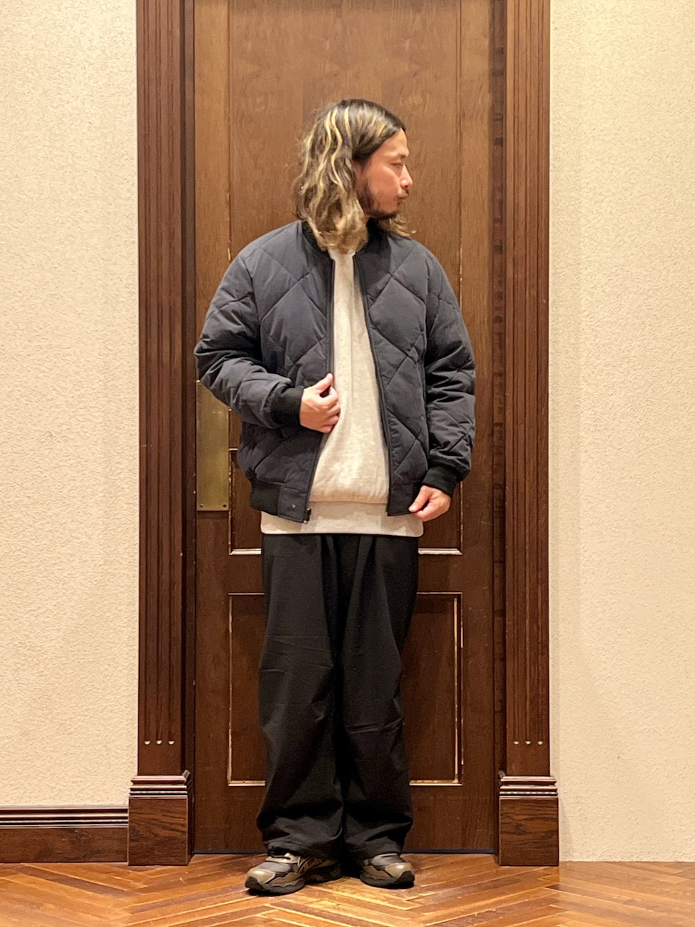 「ナノユニバース、西川ダウン、ダウンジャケット、スウェット、スウェットコーデ、ワイドパンツ、カーゴパンツ、スニーカー、スニーカーコーデ、冬コーデ、秋冬コーデ、ストリートコーデ、ストリートMIX、ストリートファッション、大人カジュアル」｜「NANO universeの「西川ダウン(R)」リバーシブルMA-1ダウン（ダウンジャケット/コート、ブルー系）」を使った、窪田 孝之さん（メンズ・170cm）の冬コーディネートの1枚目の写真