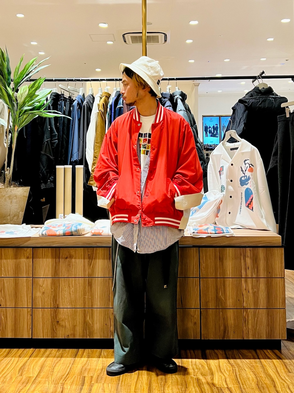 「ナノユニバース、スタジャン、ストライプシャツ、プリントT、バンドT、ワイドパンツ、レイヤードスタイル、バケットハット、ストリートコーデ、ストリートMIX、スケータースタイル、90'sスタイル、クリスマスコーデ、リメイク、古着MIX」｜「Mighty Shineのmko10881- LET IT RIDE BUCKET HAT バケットハット（ハット、ホワイト系）」を使った、窪田 孝之さん（メンズ・170cm）の春コーディネートの1枚目の写真