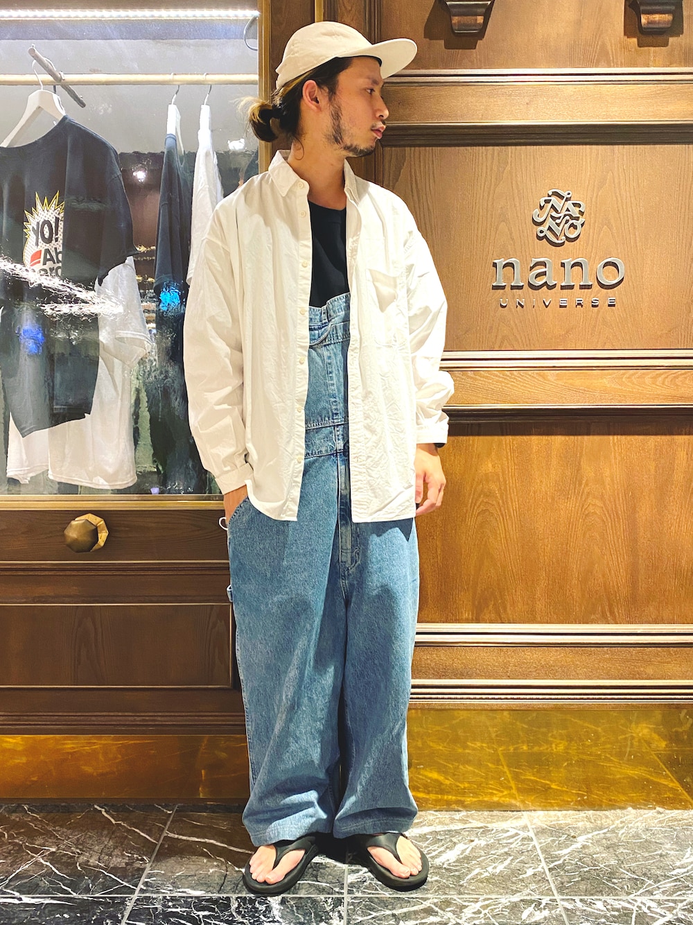 「ナノユニバース、白シャツ、白シャツ×デニム、オーバーオール、デニムオーバーオール、ベースボールキャップ、リカバリーサンダル、cooperstown、シルバータブ、サンダル、オーバーサイズ、ビッグシルエット、ストリートコーデ、サーフスタイル、ウーフォス」｜「NANO universeのWHITENING LAB  レギュラーワイドシャツ（シャツ/ブラウス、ホワイト系）」を使った、窪田 孝之さん（メンズ・170cm）の秋コーディネートの1枚目の写真