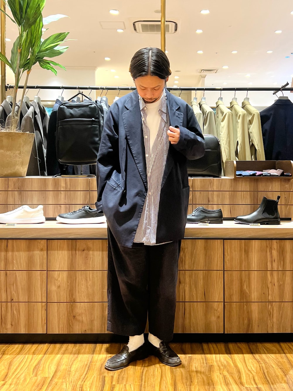「ナノユニバース、ジャケットスタイル、ストライプシャツ、ワイドパンツ、セットアップ、セットアップスタイル、スーツスタイル、ローファー、レイヤードスタイル、ブルーコーデ、オーバーサイズ、スラックス、ストリートMIX、大人カジュアル、きれいめカジュアル」｜「NVy byのNVy by nano universe ダブルライトジャケット（テーラードジャケット、ブルー系）」を使った、窪田 孝之さん（メンズ・170cm）の春コーディネートの1枚目の写真