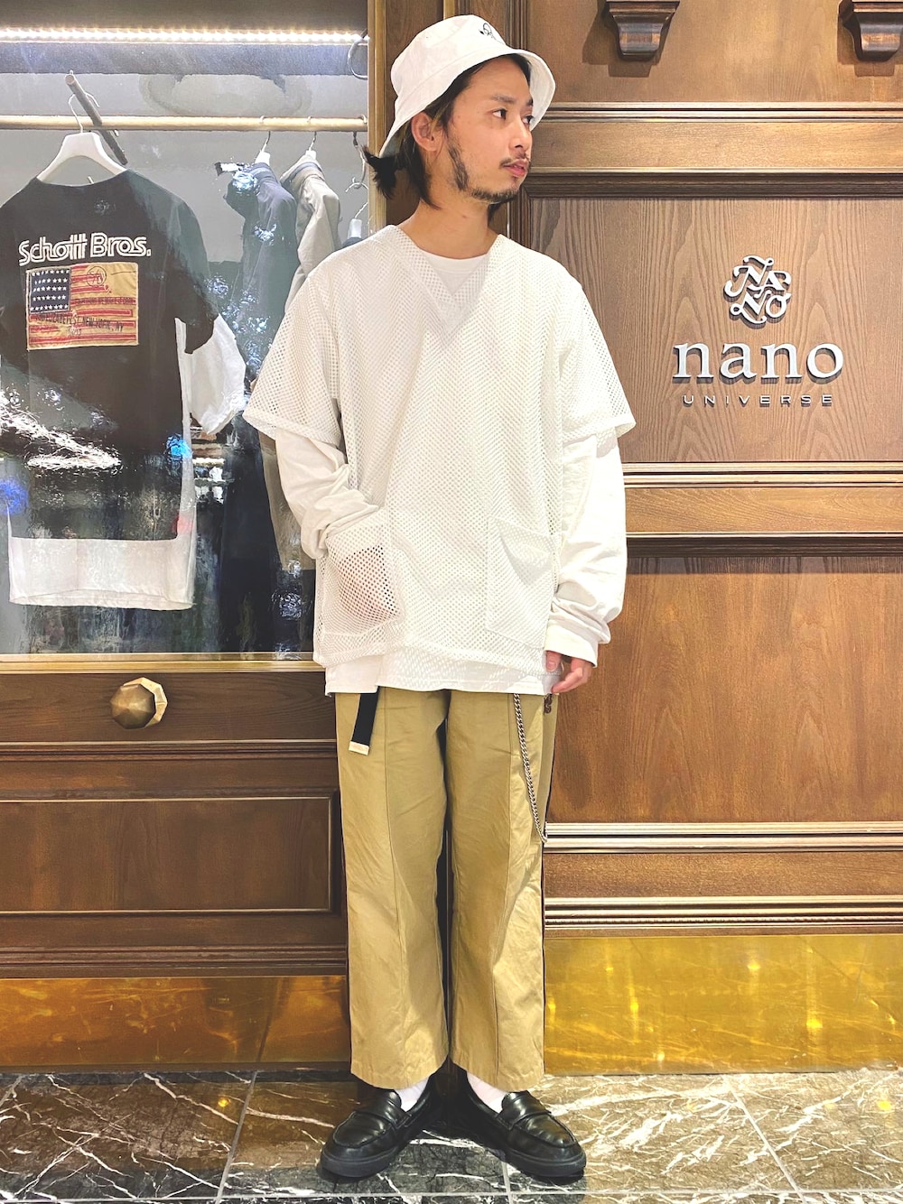 「ナノユニバース、メッシュTシャツ、レイヤードスタイル、ワイドパンツ、トラックパンツ、ラインパンツ、バケットハット、ガチャベルト、ウォレットチェーン、スリッポン、ローファー、NEEDLES、needles トラックパンツ、ニードルス、10匣」｜「FRUIT OF THE LOOMのFRUIT OF THE LOOM/別注FTL NAGABA刺繍バケットハット（ハット、ホワイト系）」を使った、窪田 孝之さん（メンズ・170cm）の秋コーディネートの1枚目の写真