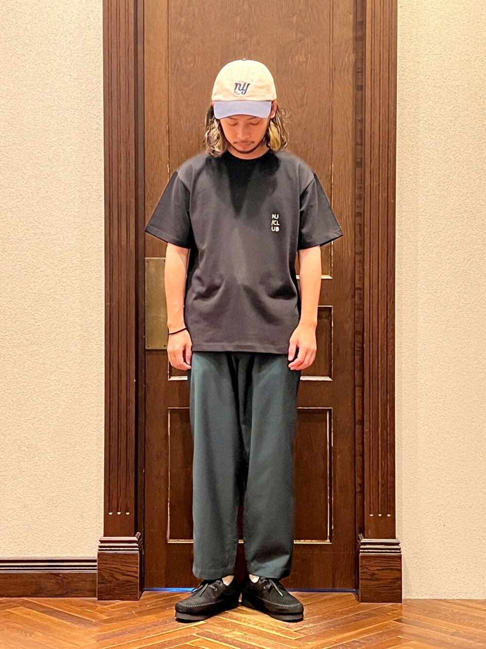 「ナノユニバース、Dickies、キャップ、ゴアテックス、シンプルコーデ、夏コーデ、カジュアルコーデ、ストリートコーデ、ベースボールキャップ、テーパードパンツ、プリントT」｜「NANO universeの｢NJ/CLUB｣PARKSTOCK ベーシックTシャツ（Tシャツ/カットソー、ブラック系）」を使った、窪田 孝之さん（メンズ・170cm）の秋コーディネートの1枚目の写真
