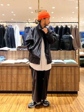 「ES.1（エスアイ）のES.1　Nylon Jacket（ナイロンジャケット、ブラック系）」を使った、窪田 孝之さん（メンズ・170cm）の春コーディネート