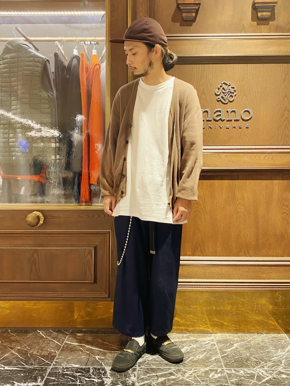 「ナノユニバース、カーディガン、白Tシャツ、ワイドスラックス、ベースボールキャップ、ガチャベルト、ウォレットチェーン、スリッポン、オーバーサイズ、ストリートコーデ、スケータースタイル」｜「NANO universeのマーセライズドミラノリブVネックカーディガン（カーディガン/ボレロ、ベージュ系）」を使った、窪田 孝之さん（メンズ・170cm）の春コーディネートの1枚目の写真