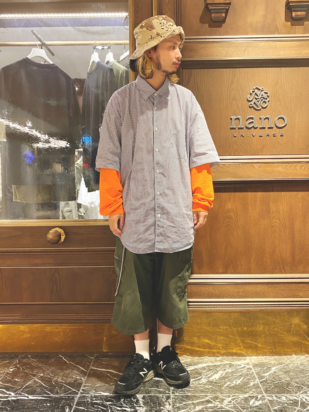 「nano・universe、ナノユニバース、ストライプシャツ、ビッグシャツ、オレンジコーデ、カーゴパンツ、カーゴショーツ、ミリタリーパンツ、バケットハット、デザートカモ、990v4、ガチャベルト、ウォレットチェーン、韓国ストリート、オーバーサイズ」｜「newhattanの【NEWHATTAN / ニューハッタン】 オリジナル バケットハット ~COF~（ハット、その他）」を使った、窪田 孝之さん（メンズ・170cm）の秋コーディネートの1枚目の写真