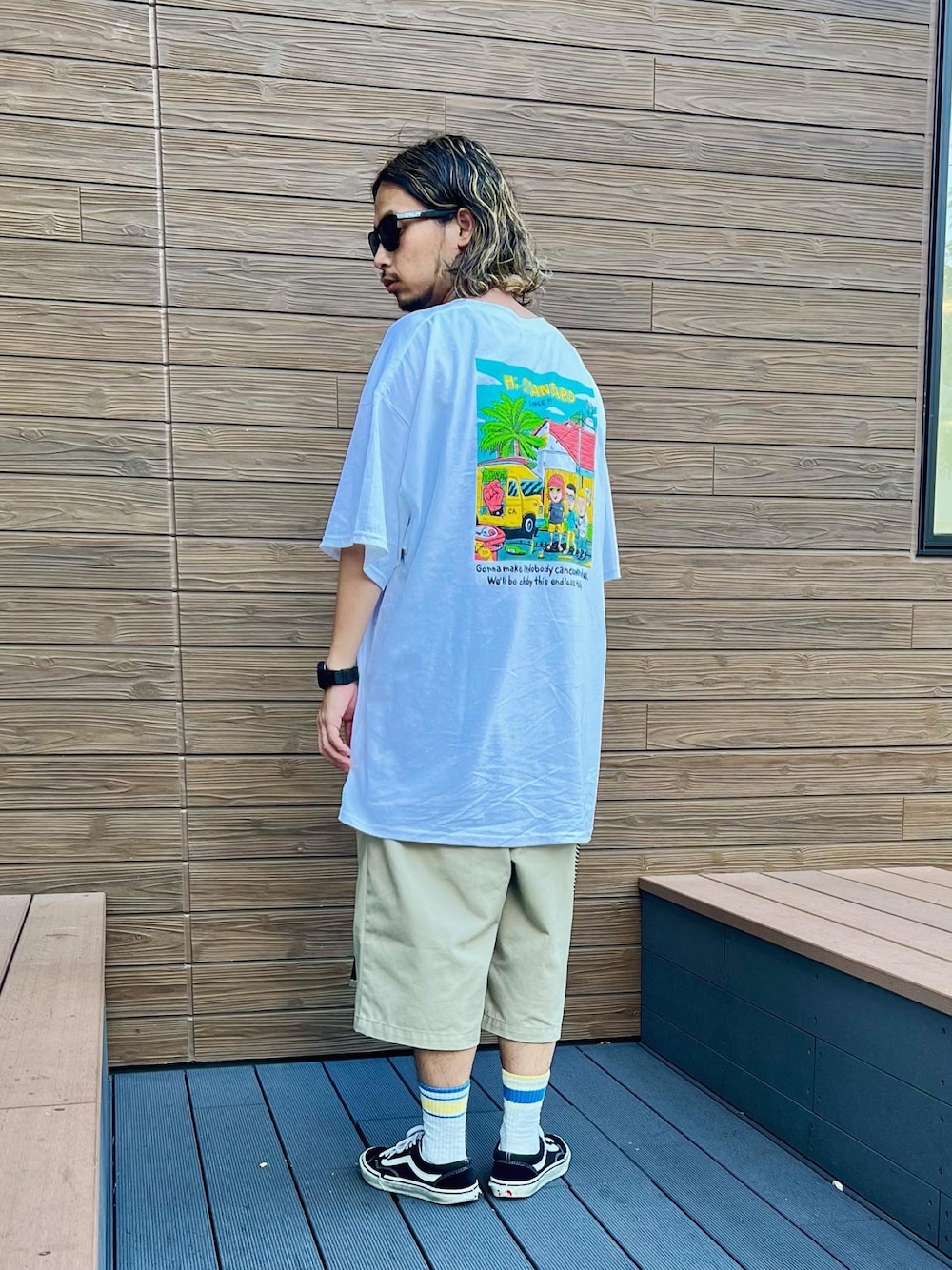 「nano・universe、ナノユニバース、プリントT、ディッキーズ(Dickies)、バンズ、ワイドパンツ、サングラス、ラインソックス、オールドスクール、oldskool、ストリートコーデ、ストリートMIX、オーバーサイズ、パンク」｜「DickiesのDickies別注 ハーフチノパンツ SOXセット（その他パンツ、ベージュ系）」を使った、窪田 孝之さん（メンズ・170cm）の秋コーディネートの1枚目の写真