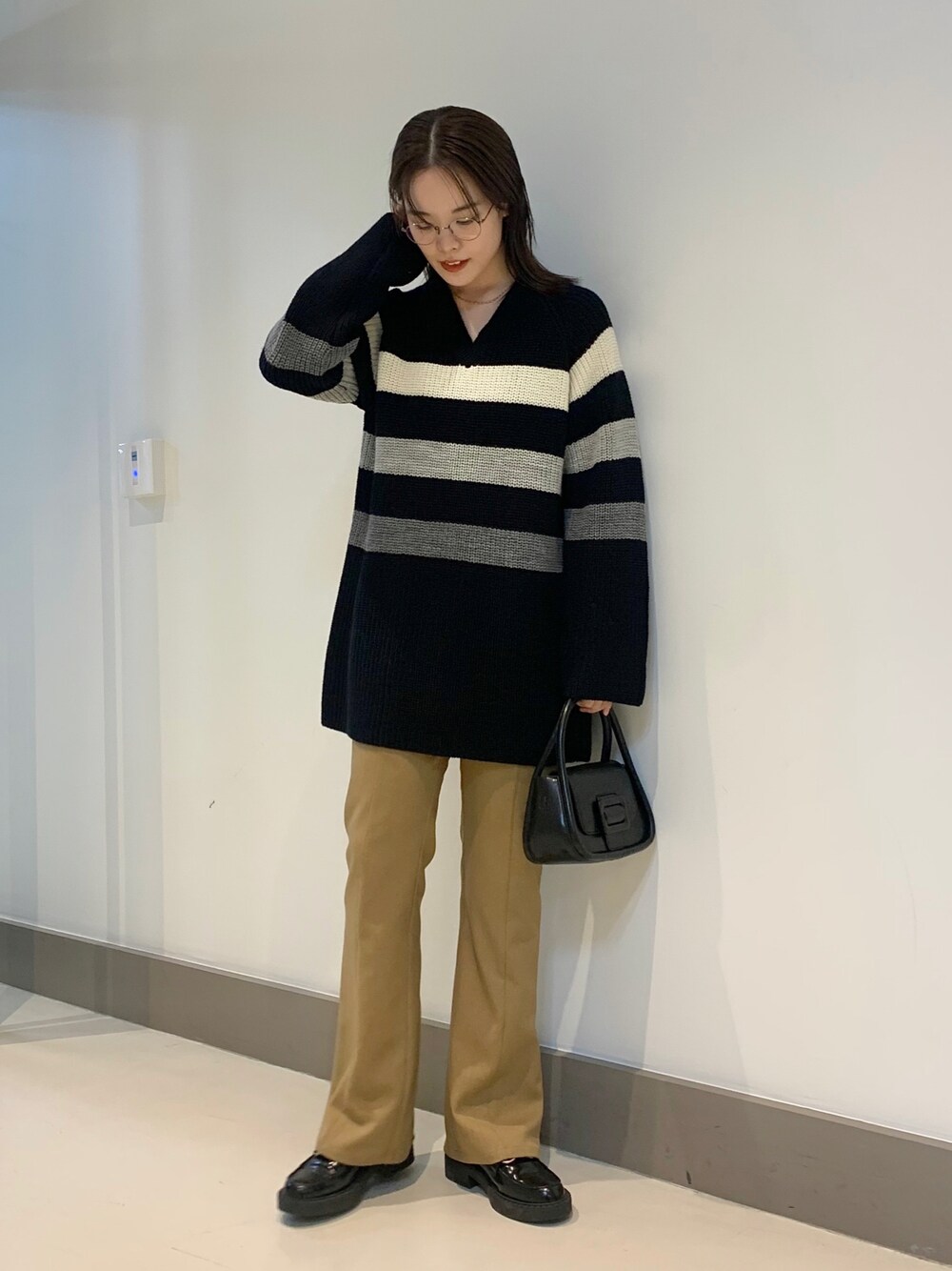「ニット、ローファー、休日スタイル、モード、Ray BEAMS、きれいめカジュアル、フレアパンツ、シンプルコーデ、メガネ女子、秋コーデ」｜「Ray BEAMSのRay BEAMS / ベルテッド バッグ（ショルダーバッグ、ブラック系）」を使った、chieriさん（レディース・162cm）の秋コーディネートの1枚目の写真