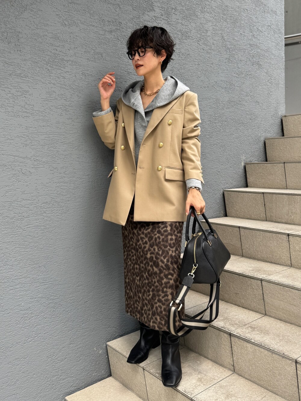 「秋コーデ、スウェット、ショルダーバッグ、ブラウン、お出かけコーデ」｜「NOLLEY’SのNMPピークドラペルダブルジャケット（テーラードジャケット、イエロー系）」を使った、nol megumiさん（レディース・161cm）の秋コーディネートの1枚目の写真