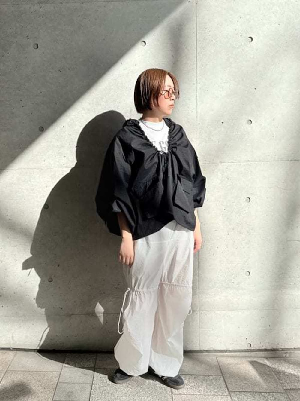「リゾートスタイル、パーカー／スウエット、モノトーン、パンツスタイル、高身長、骨格ストレート」｜「styling/の【S/S(エスバイエス)】＜ウォッシャブル・撥水＞イージーパンツ（その他パンツ、ホワイト系）」を使った、styling/さん（レディース・167cm）の春コーディネートの1枚目の写真