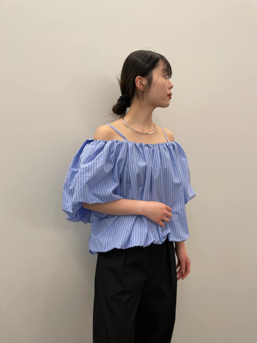 「オフィスカジュアル、オケージョン、パーティ、パンツスタイル、スタイル美人、先取りコーデ、シンプル、きれいめカジュアル、ベーシック、骨格ウェーブ」｜「styling/のオフショルダーパフブラウス（シャツ/ブラウス、ブルー系）」を使った、styling/さん（レディース・161cm）の春コーディネートの1枚目の写真
