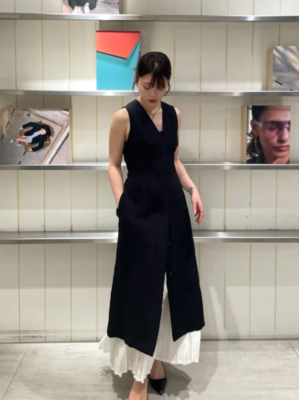 「リゾートスタイル、オケージョン、パーティ、モノトーン、スタイル美人、先取りコーデ、シンプル、セットアップ、きれいめカジュアル、ワンピース、ベーシック、高身長、骨格ウェーブ」｜「styling/のバックサテンジレワンピース（ワンピース、ブラック系）」を使った、styling/さん（レディース・161cm）の春コーディネートの1枚目の写真