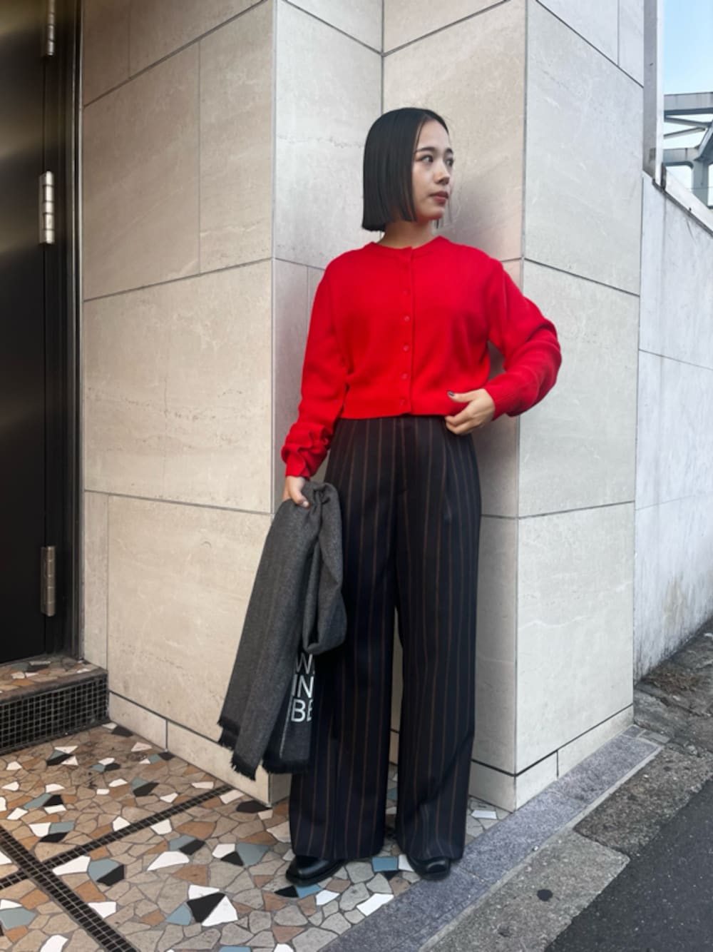「オフィスカジュアル、モノトーン、パンツスタイル、きれいめカジュアル、ベーシック、低身長」｜「styling/のスラッシュスリーブニットカーディガン（カーディガン/ボレロ、レッド系）」を使った、styling/さん（レディース・153cm）の冬コーディネートの1枚目の写真