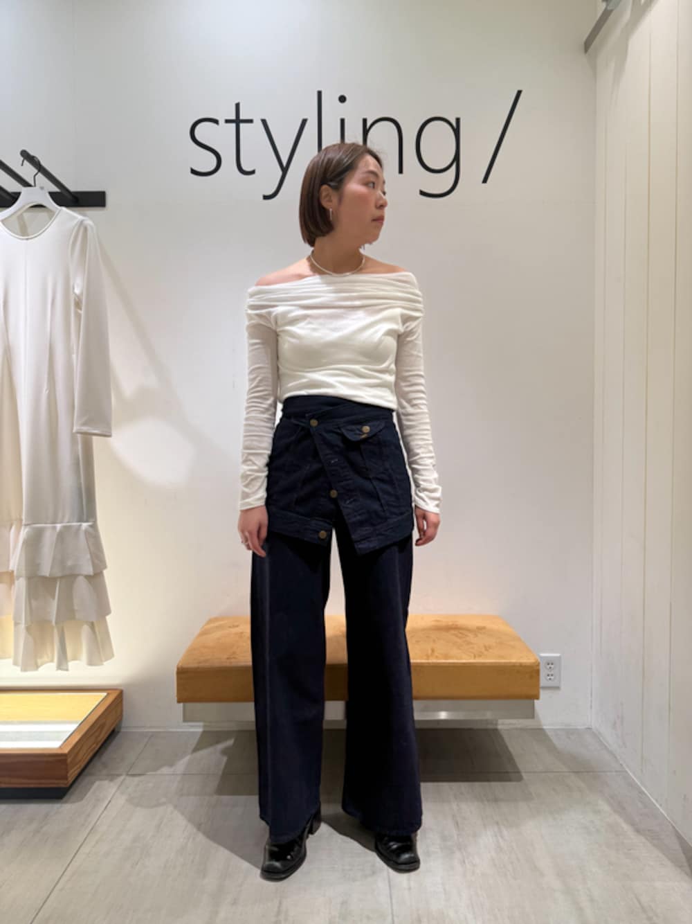 「オフィスカジュアル、パンツスタイル、スタイル美人、セットアップ、コラボ、高身長、骨格ストレート」｜「styling/のオフショルダーカットトップス（Tシャツ/カットソー、ホワイト系）」を使った、styling/さん（レディース・167cm）の春コーディネートの1枚目の写真