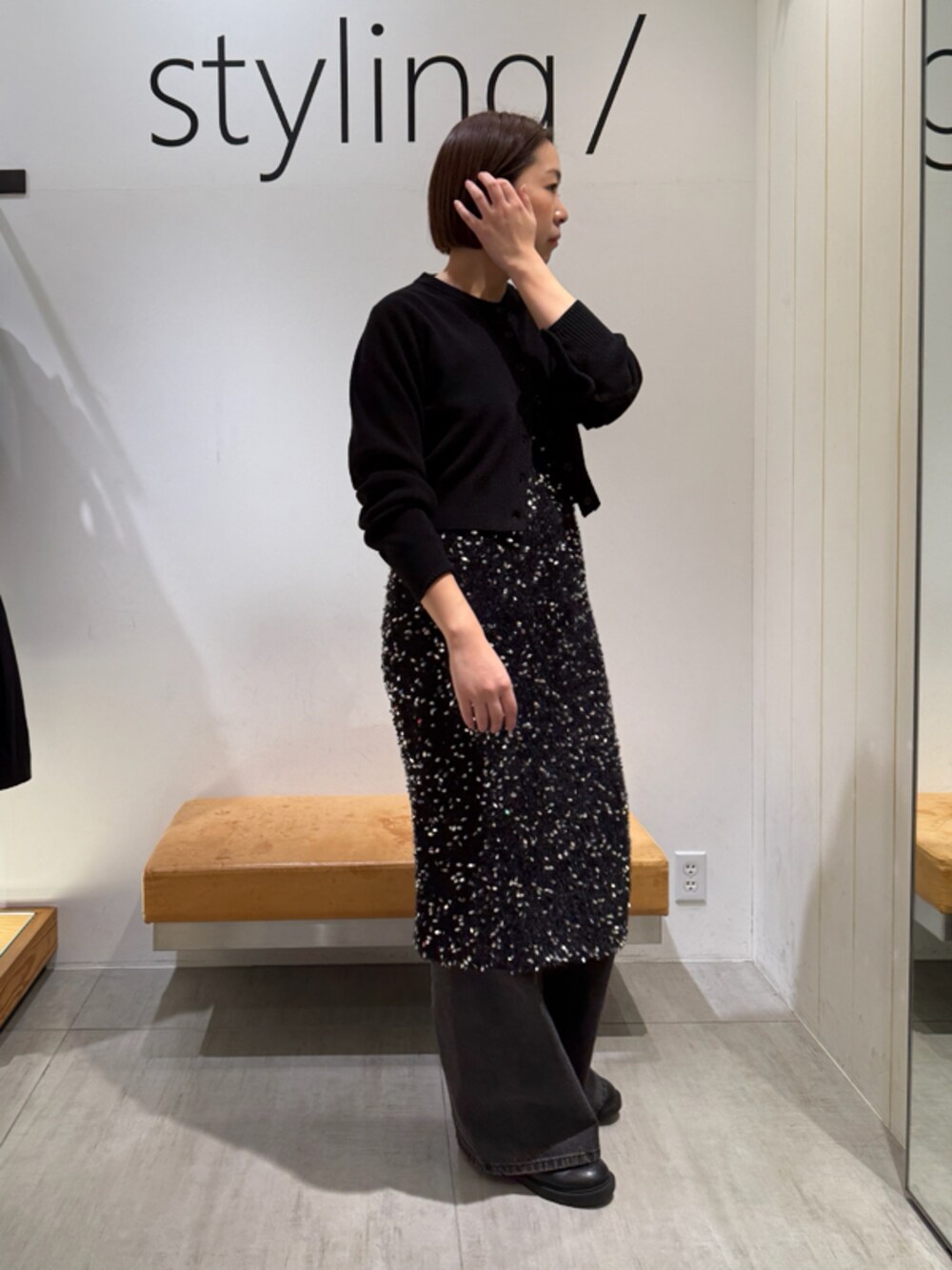 「ワントーン、オケージョン、パーティ、ワンピース、高身長、骨格ストレート」｜「styling/のスラッシュスリーブニットカーディガン（カーディガン/ボレロ、ブラック系）」を使った、styling/さん（レディース・167cm）の冬コーディネートの1枚目の写真