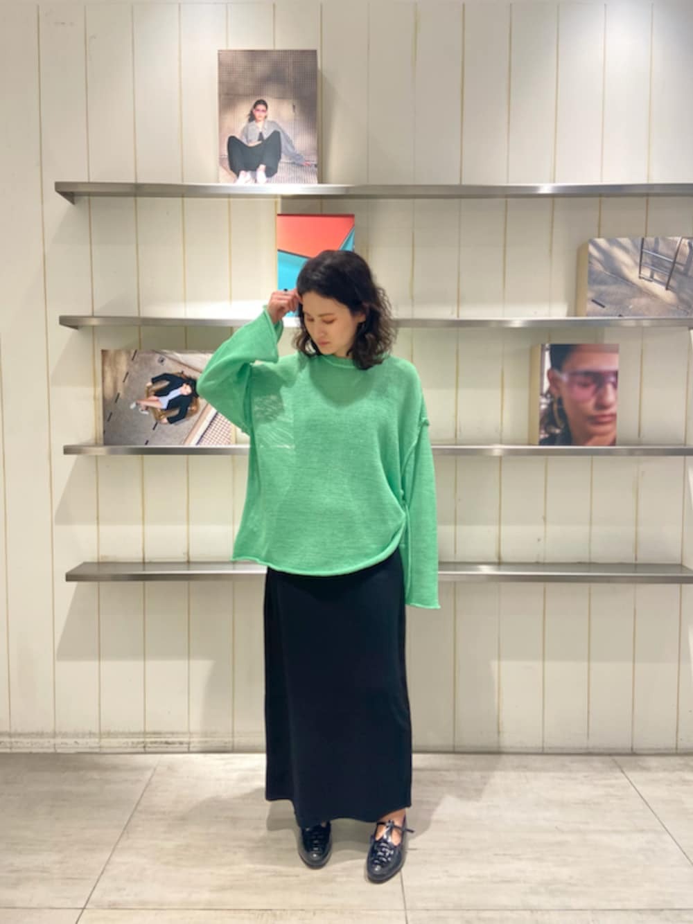 「オフィスカジュアル、スタイル美人、シンプル、きれいめカジュアル、ベーシック、骨格ウェーブ」｜「styling/のシアーニットプルオーバー（ニット/セーター、グリーン系）」を使った、styling/さん（レディース・158cm）の春コーディネートの1枚目の写真