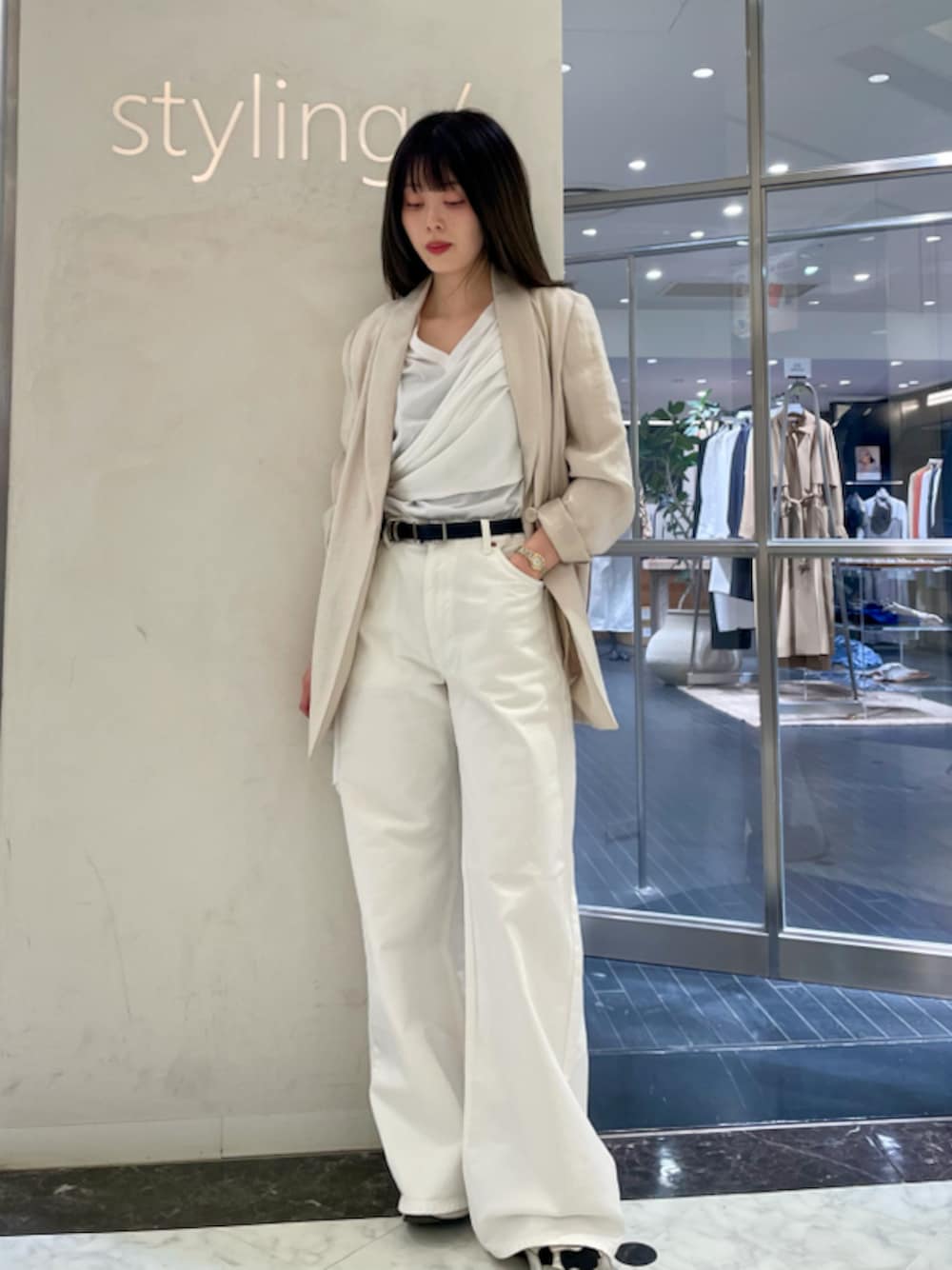 「オフィスカジュアル、ワントーン、カットソー、オケージョン、パンツスタイル、スタイル美人、シンプル、セットアップ、きれいめカジュアル、コラボ、ベーシック、骨格ウェーブ」｜「styling/のサイドラップ2WAYトップス（Tシャツ/カットソー、ホワイト系）」を使った、styling/さん（レディース・161cm）の春コーディネートの1枚目の写真