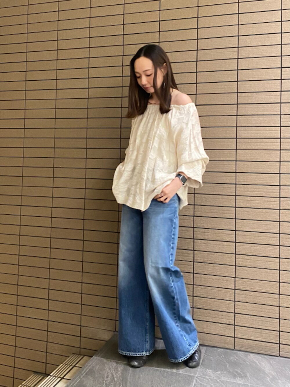 「リゾートスタイル、パンツスタイル、スタイル美人、先取りコーデ、コラボ、高身長、骨格ストレート」｜「styling/のカットジャガード2WAYブラウス（シャツ/ブラウス、ベージュ系）」を使った、styling/さん（レディース・165cm）の春コーディネートの1枚目の写真