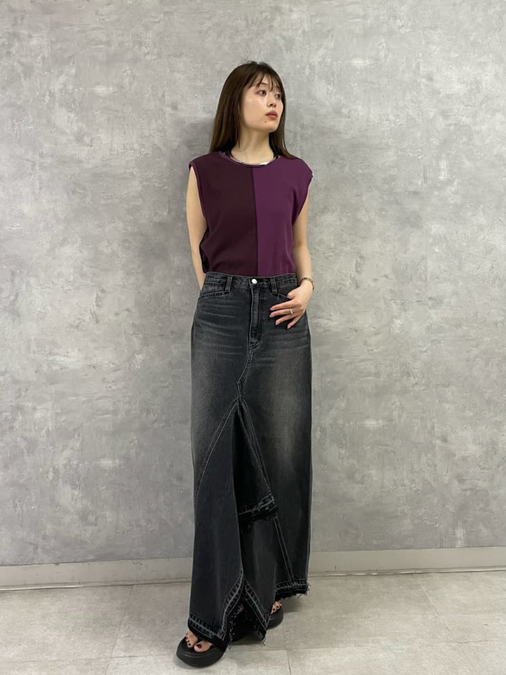 「カットソー、オケージョン、スタイル美人、先取りコーデ、セットアップ、ベーシック、秋先取りコーデ」｜「styling/のヘムフレア2WAYデニムスカート（デニムスカート、ブラック系）」を使った、styling/さん（レディース・161cm）の夏コーディネートの1枚目の写真