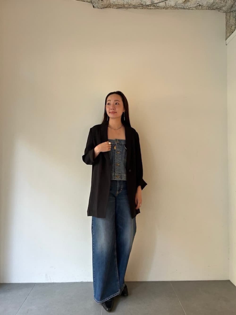 「パンツスタイル、スタイル美人、先取りコーデ、セットアップ、きれいめカジュアル、高身長、骨格ストレート」｜「styling/のバックサテンジャケット（テーラードジャケット、ブラック系）」を使った、styling/さん（レディース・165cm）の冬コーディネートの1枚目の写真