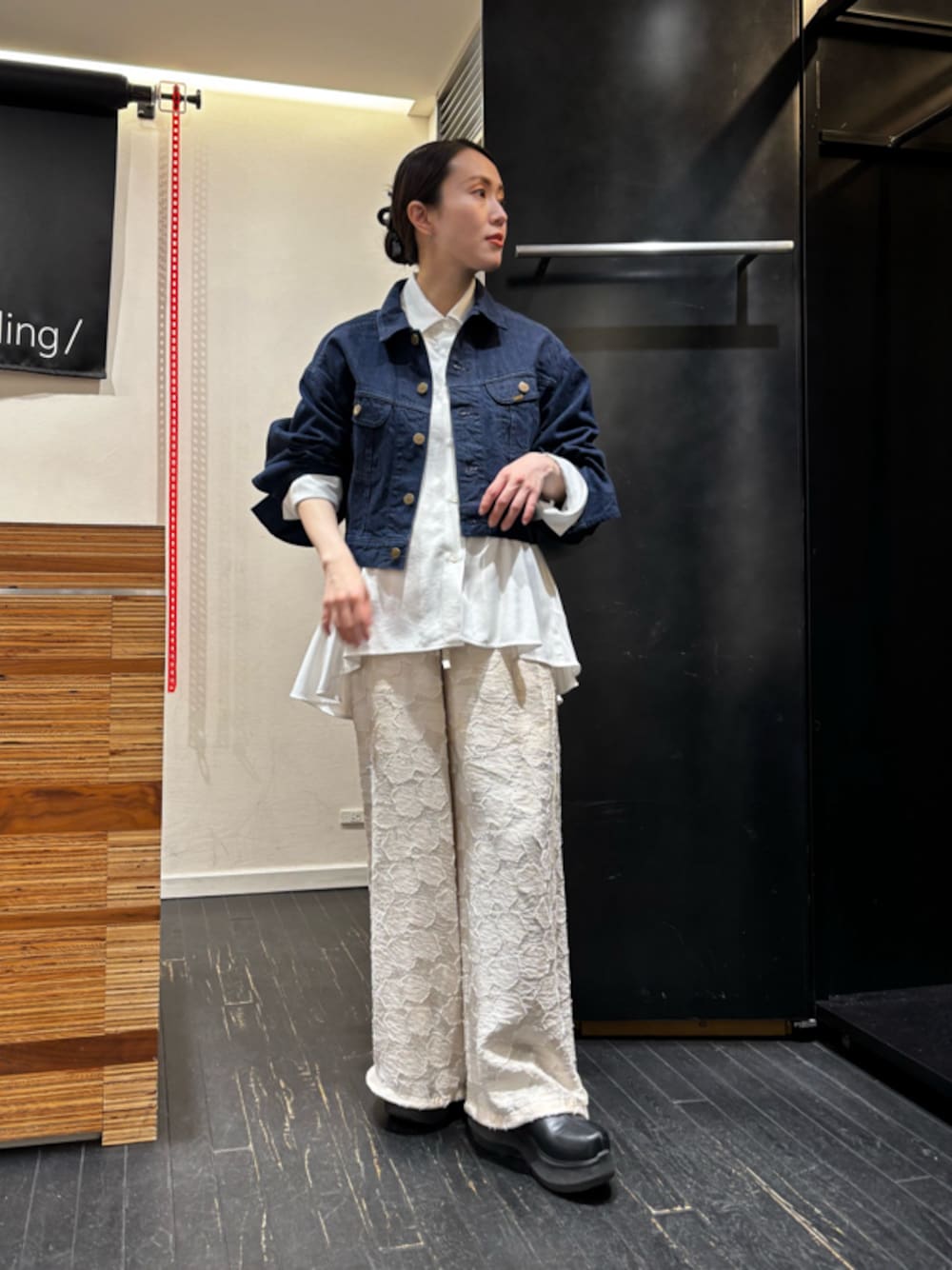 「パンツスタイル、スタイル美人、きれいめカジュアル、コラボ、低身長、骨格ストレート、骨格ウェーブ」｜「styling/のスリットフレア2WAYシャツ（シャツ/ブラウス、ホワイト系）」を使った、styling/さん（レディース・155cm）の春コーディネートの1枚目の写真