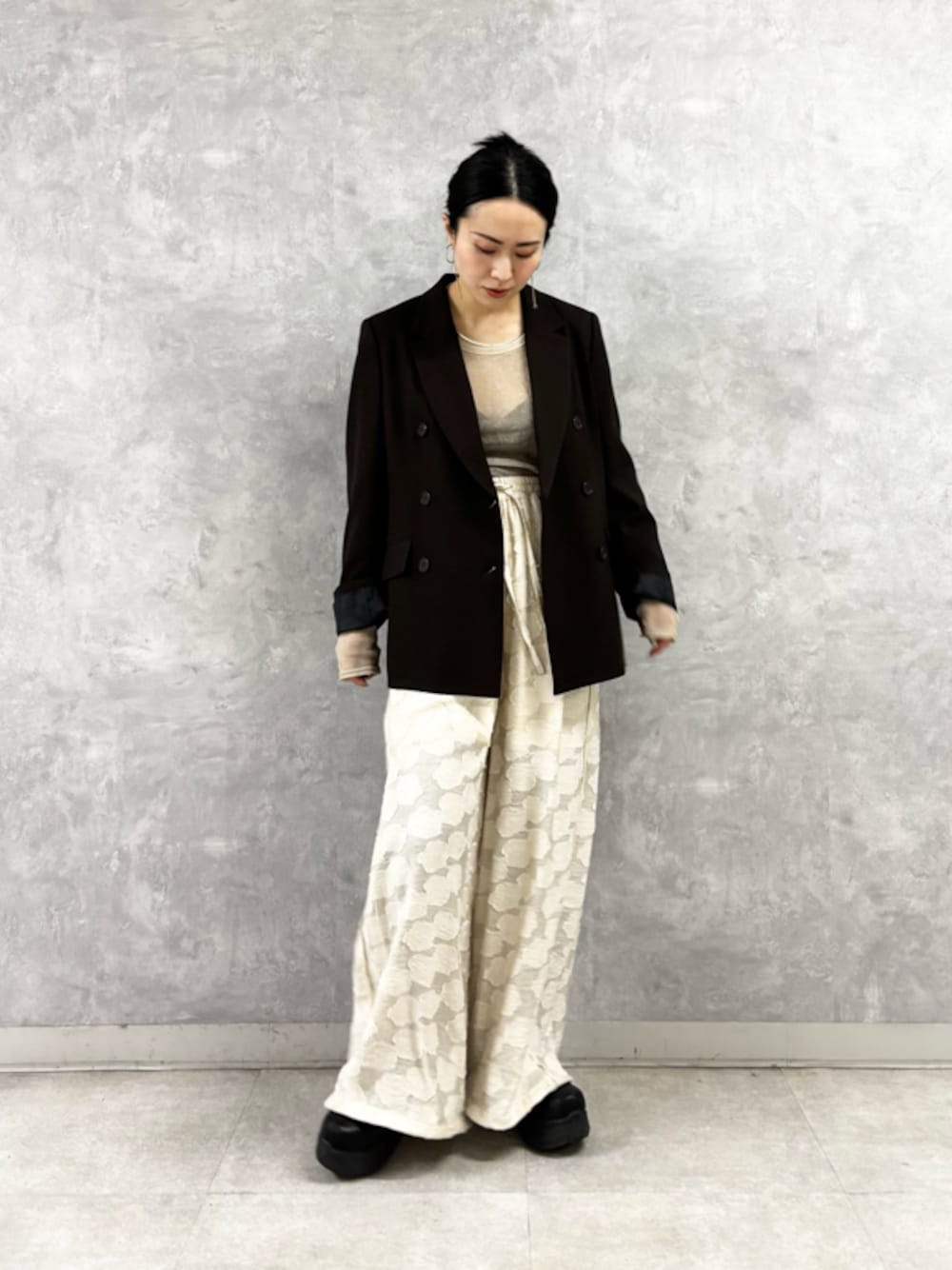 「オフィスカジュアル、パンツスタイル、スタイル美人、低身長、骨格ストレート、骨格ウェーブ」｜「styling/の2WAYフロッキーチュールトップス（Tシャツ/カットソー、ベージュ系）」を使った、styling/さん（レディース・155cm）の春コーディネートの1枚目の写真