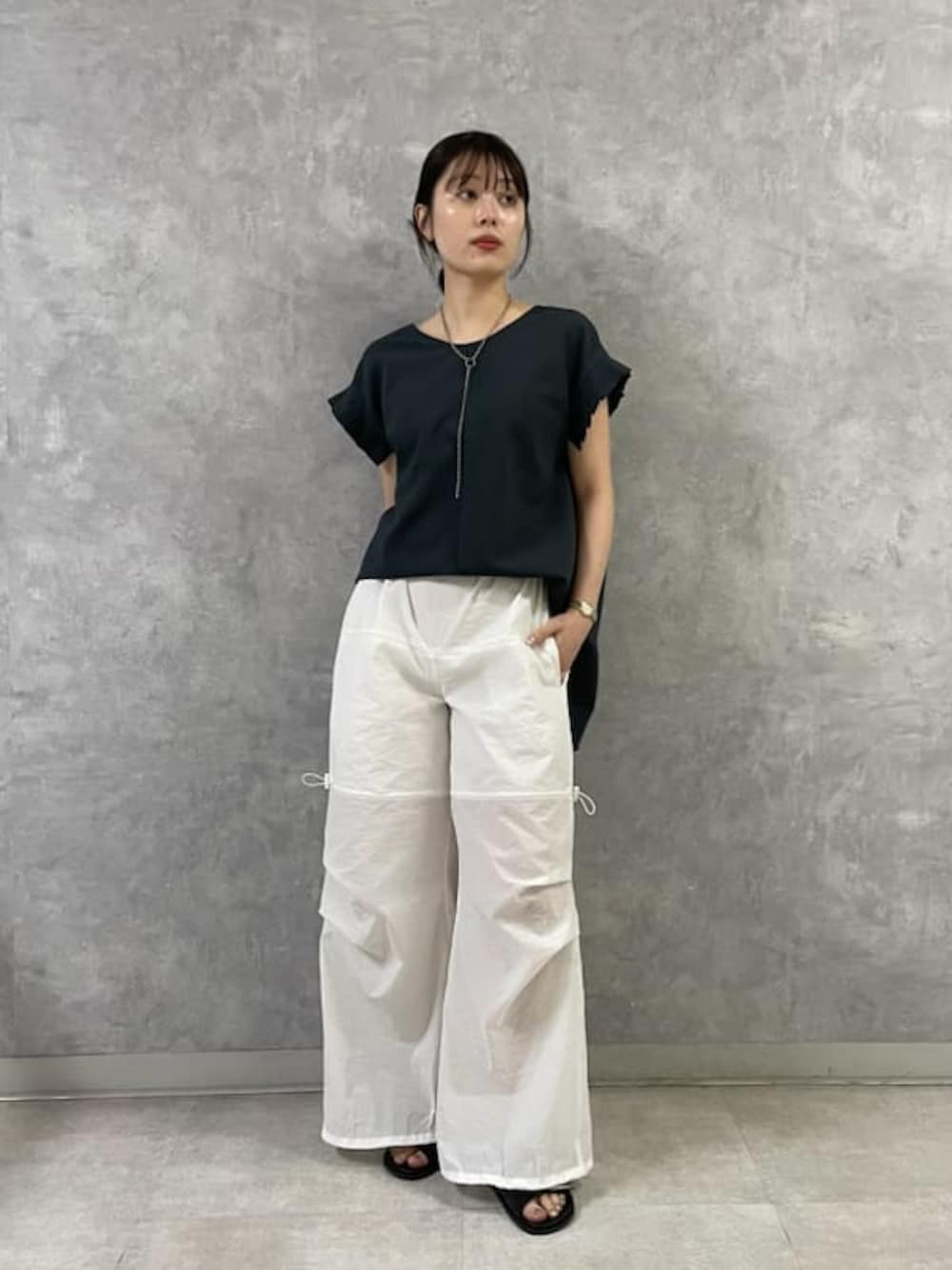「リゾートスタイル、オフィスカジュアル、オケージョン、モノトーン、パンツスタイル、スタイル美人、先取りコーデ、シンプル、セットアップ、きれいめカジュアル、ベーシック、骨格ウェーブ、雨の日コーデ」｜「styling/のバックフレアフリルトップス（Tシャツ/カットソー、グレー系）」を使った、styling/さん（レディース・161cm）の春コーディネートの1枚目の写真